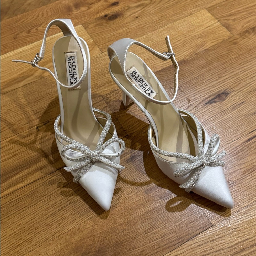Badgley Mischka White Satin Heels with Bow Ann Pump 5.5
